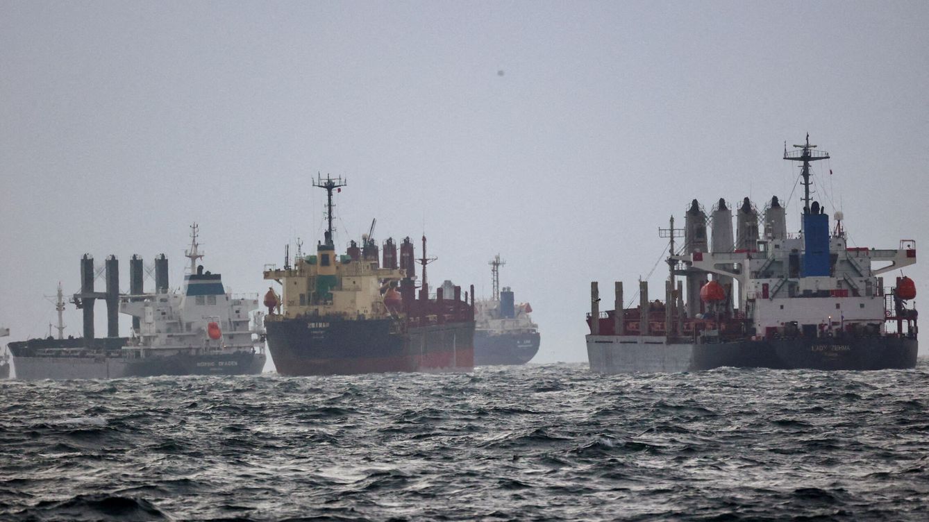 Foto: Buques esperan para ser inspeccionados dentro de la Iniciativa de Grano del Mar Negro. (Reuters/Yoruk Isik )