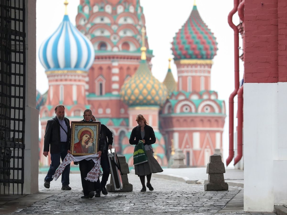 Foto: Un hombre muestra un icono religioso en Moscú. (Reuters)