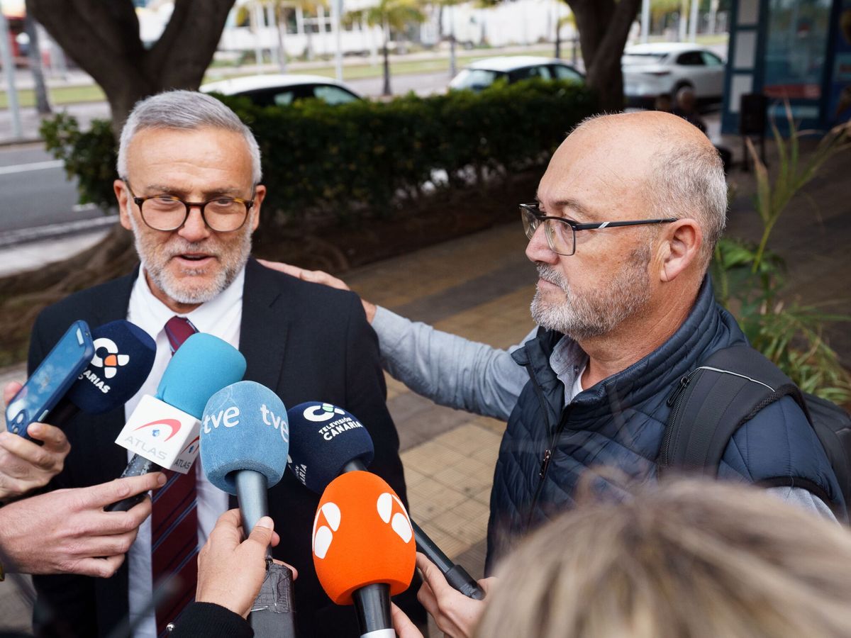 Foto: El exdiputado nacional del PSOE Juan Bernardo Fuentes (i) junto a su abogado Raúl Miranda. (EFE/Ramón de la Rocha)