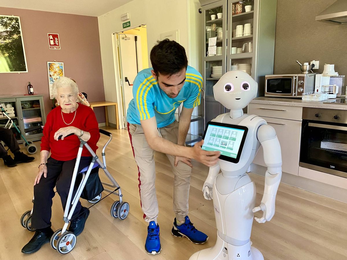 Foto: Uno de los dos robots, en una residencia de Palencia antes de comenzar unos ejercicios. (C.A.)