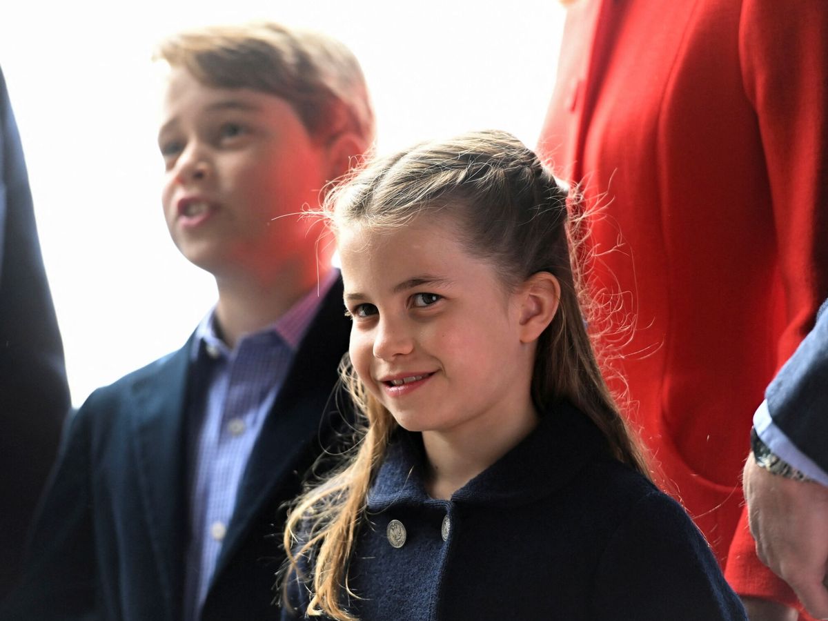 Foto: La princesa Charlotte con su hermano George. (Reuters/Ashley Crowden)