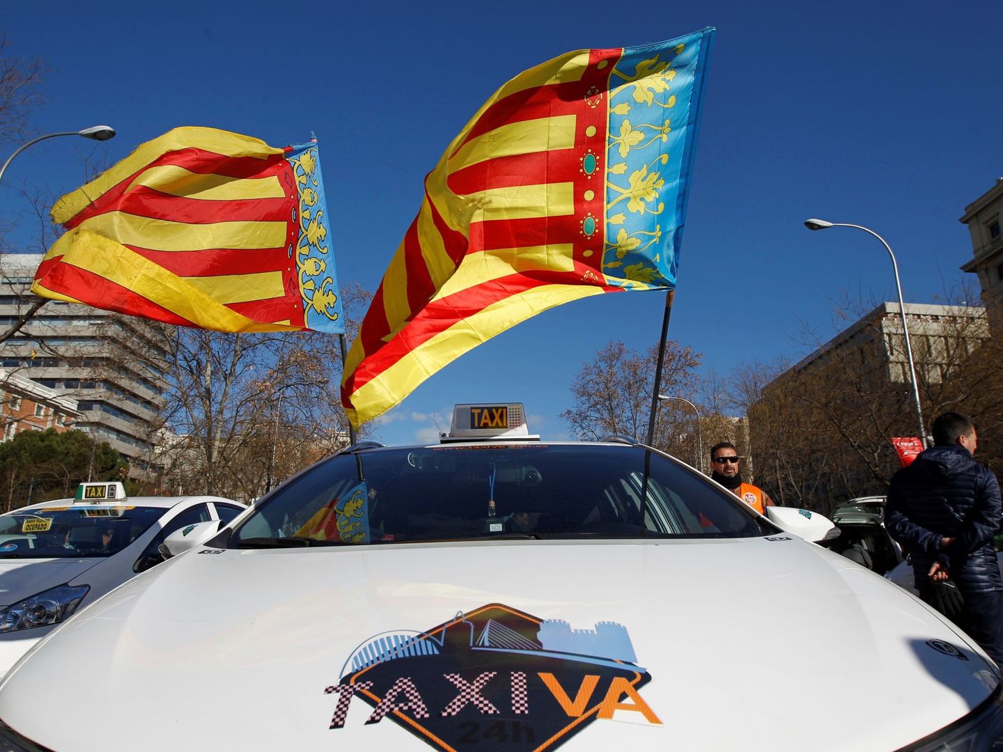 Un taxi de Valencia, desplazado hasta Madrid para apoyar la protesta del sector del taxi. (EFE) 