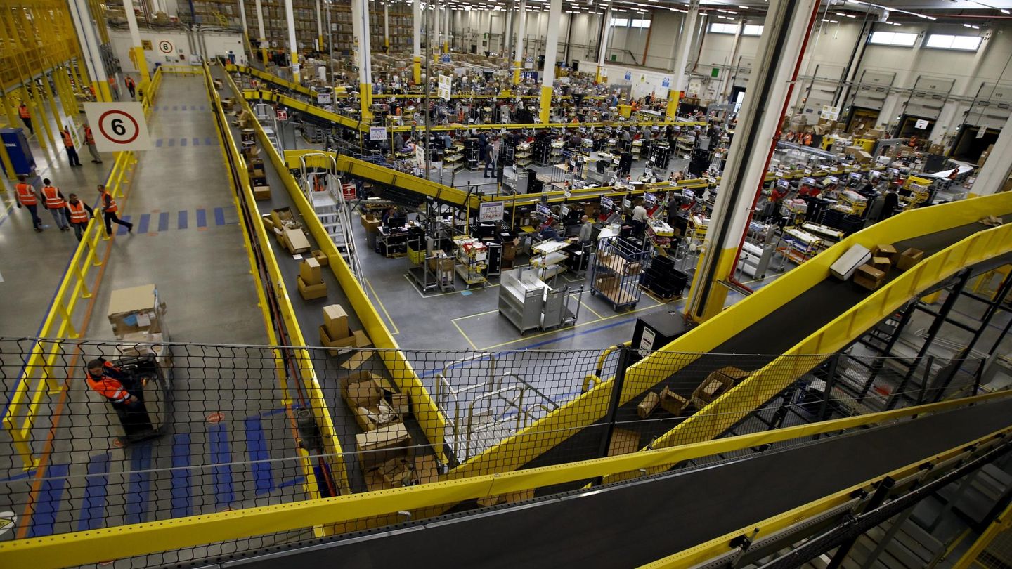 La automatización de procesos en los almacenes hace que una persona haga hoy el trabajo de cientos de operarios del pasado. (Reuters)