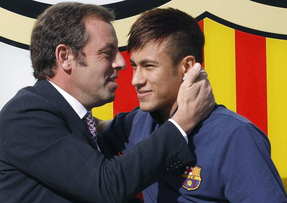 Foto: Sandro Rosell saludo efusivamente a Neymar en la presentación del jugador brasileño.