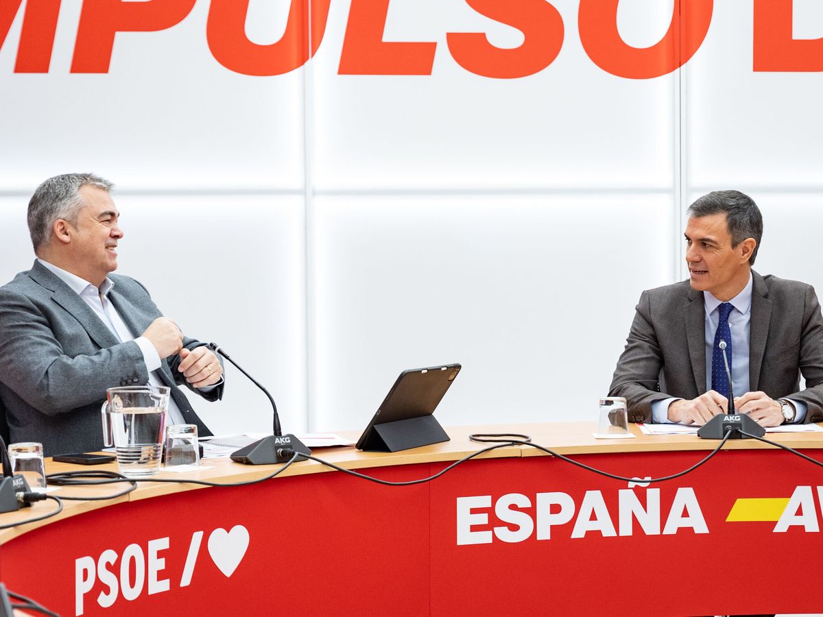 Foto: El presidente del Gobierno, Pedro Sánchez, y el secretario de Organización del PSOE, Santos Cerdán, este lunes, durante la reunión del Comité Organizador de la Convención Política del PSOE en Ferraz. (EFE) 