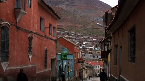 Vida, muerte y dioses en las minas de Potosí: viaje a un yacimiento que se agota