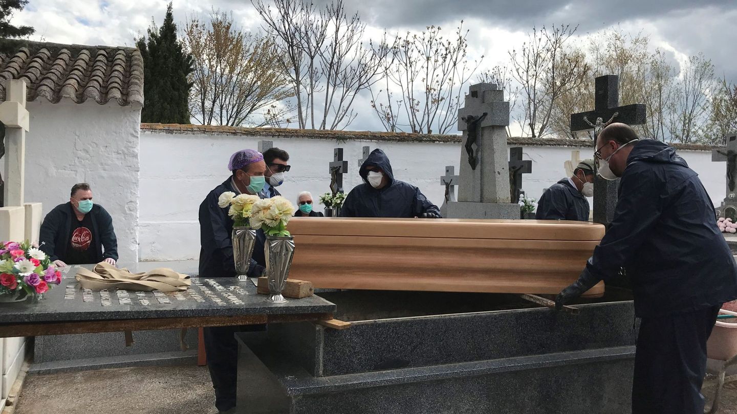Operarios proceden a un enterramiento en el cementerio de Aldea del Rey, Ciudad Real, este 7 de marzo. (EFE)