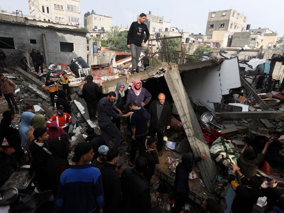 Foto: Israel aumenta su ofensiva en Jan Yunis. (Reuters/Ibraheem Abu Mustafa)