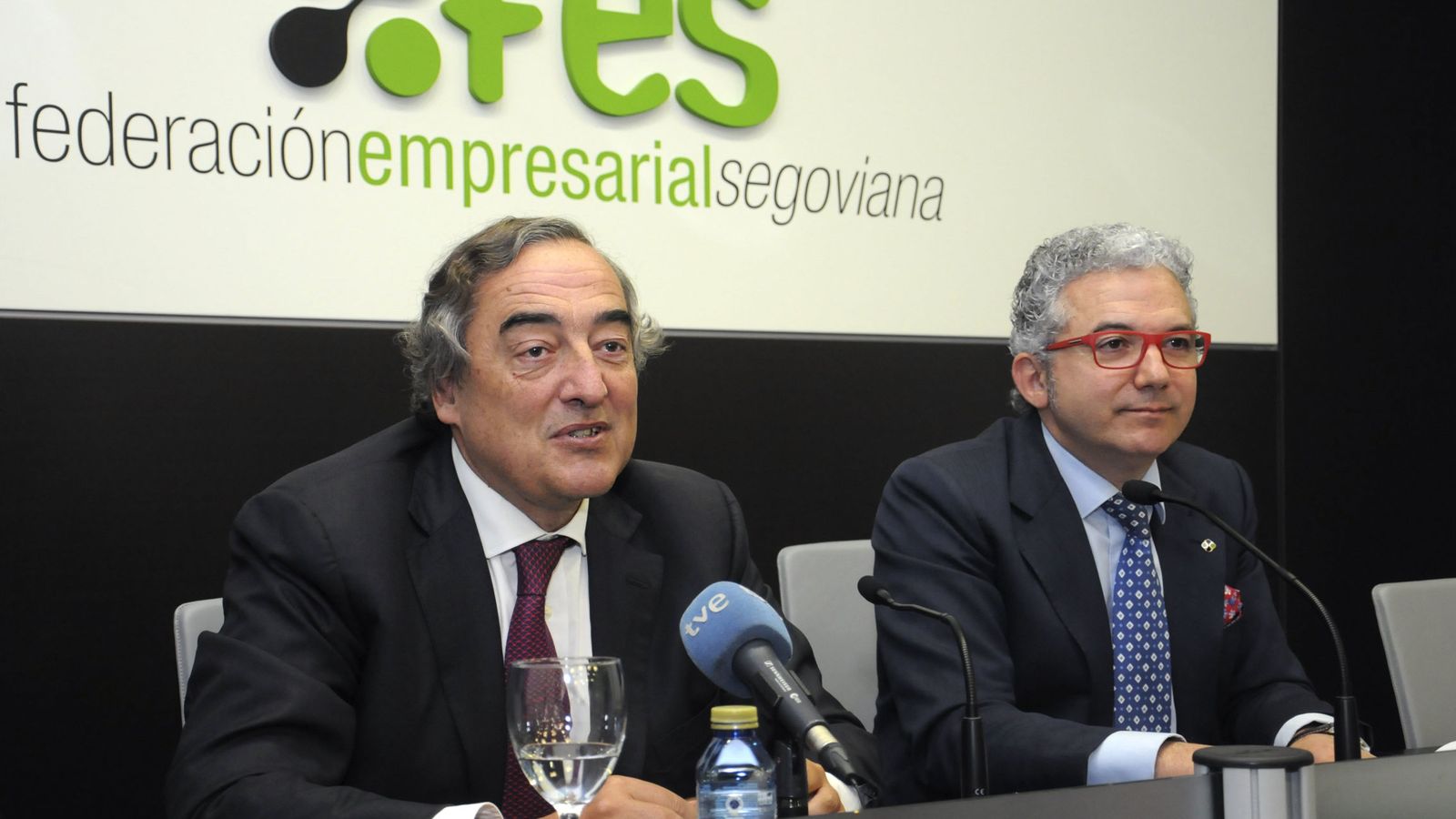 Foto: El presidente de la Confederación Española de Organizaciones Empresariales (CEOE), Juan Rosell (i). (EFE)
