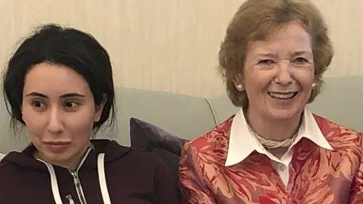La princesa Latifa con la ex presidenta de Irlanda, Mary Robinson, en una foto distribuida, el 25 de diciembre, por el Ministerio de Asuntos Exteriores de los Emiratos Árabes Unidos.