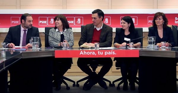 Foto: Pedro Sánchez, flanqueado por Cristina Narbona y Adriana Lastra, este 28 de noviembre en la reunión de la permanente de la ejecutiva federal. (EFE)