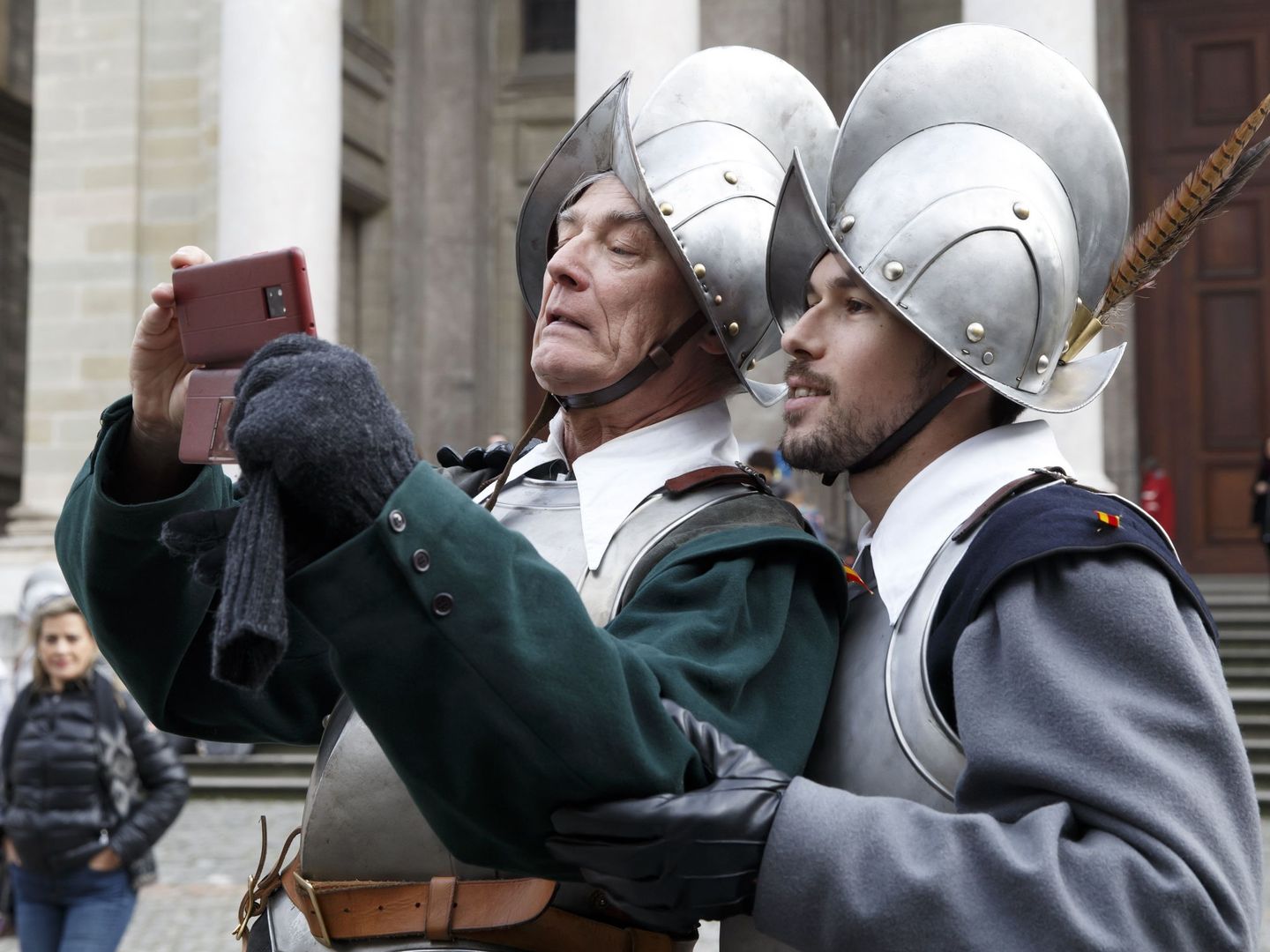 Dos hombres, disfrazados de soldados, se hacen un 'selfie' en Génova, Suiza. (EFE)
