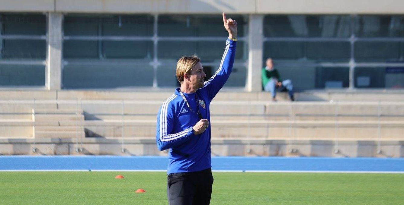 Guti, en un entrenamiento del Almería. (@U_D_Almeria)