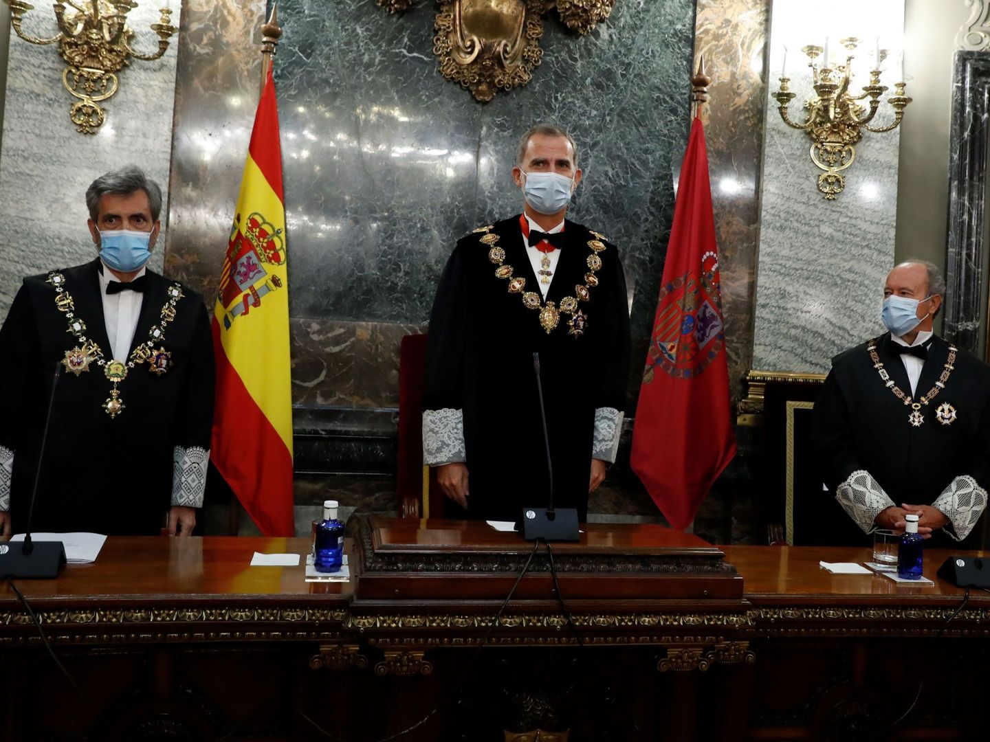 De izquierda a derecha: Lesmes, el Rey y el ministro de Justicia, Juan Carlos Campo. (EFE)