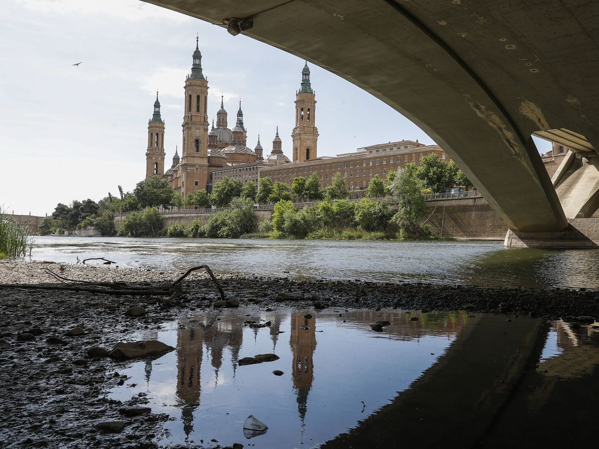 Foto: Vista del Ebro a su paso por Zaragoza el año pasado. (EFE/Javier Cebollada)