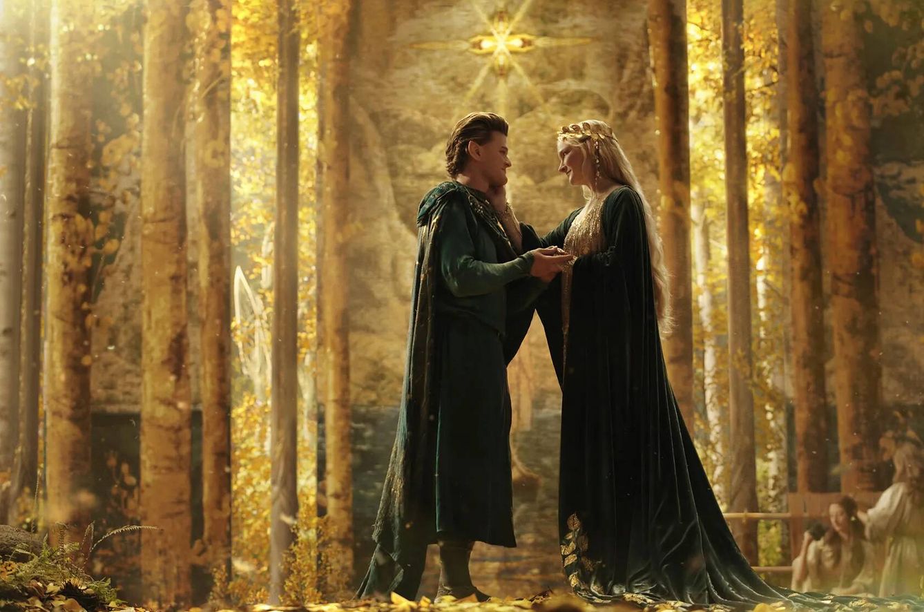Galadriel (Morfydd Clark) y Elrond (Robert Aramayo). (Amazon Studios)