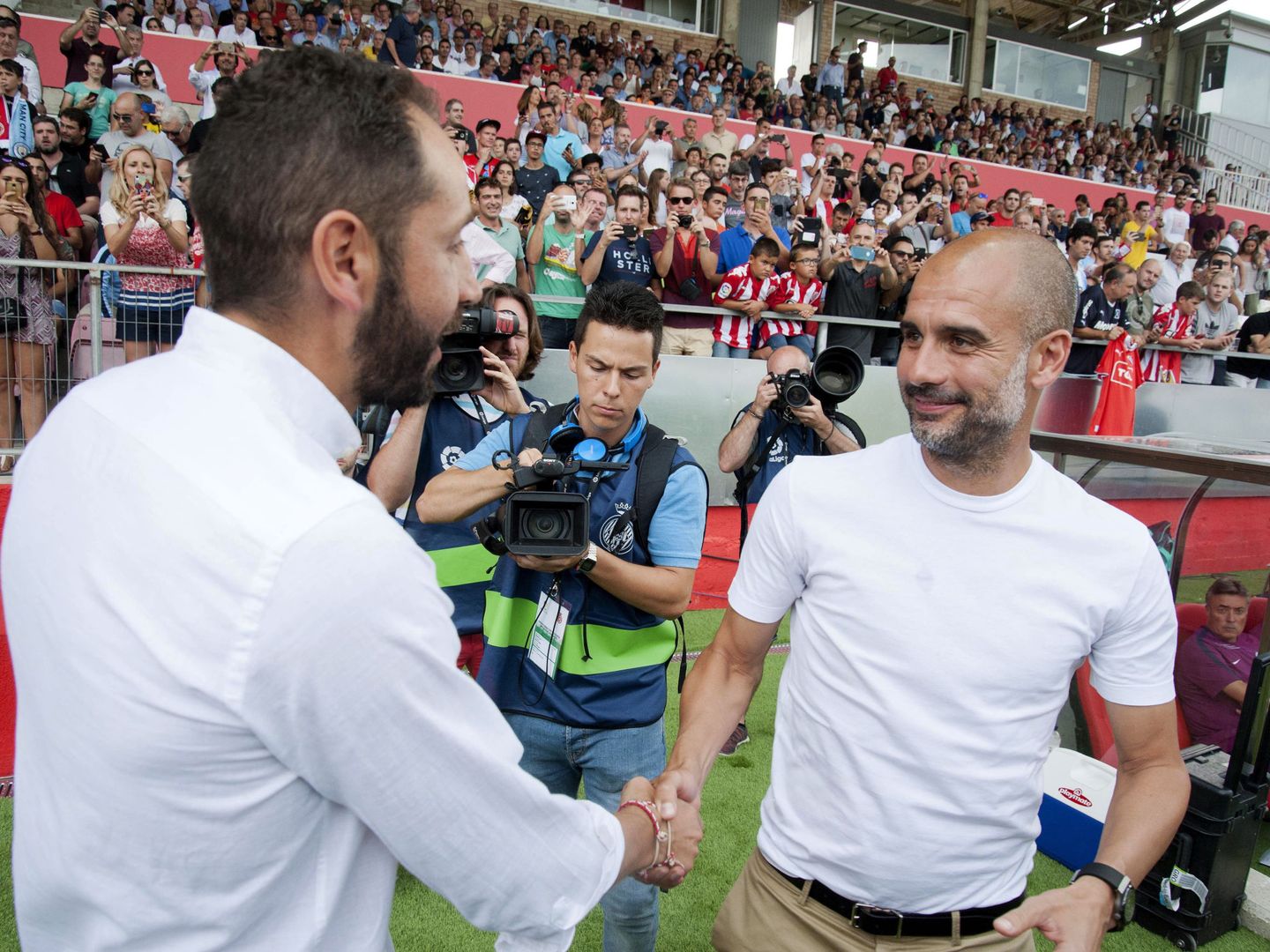 Pep Guardiola saluda a Pablo Machín, entrenador del Girona, antes del amistoso del 15 de agosto. (EFE)