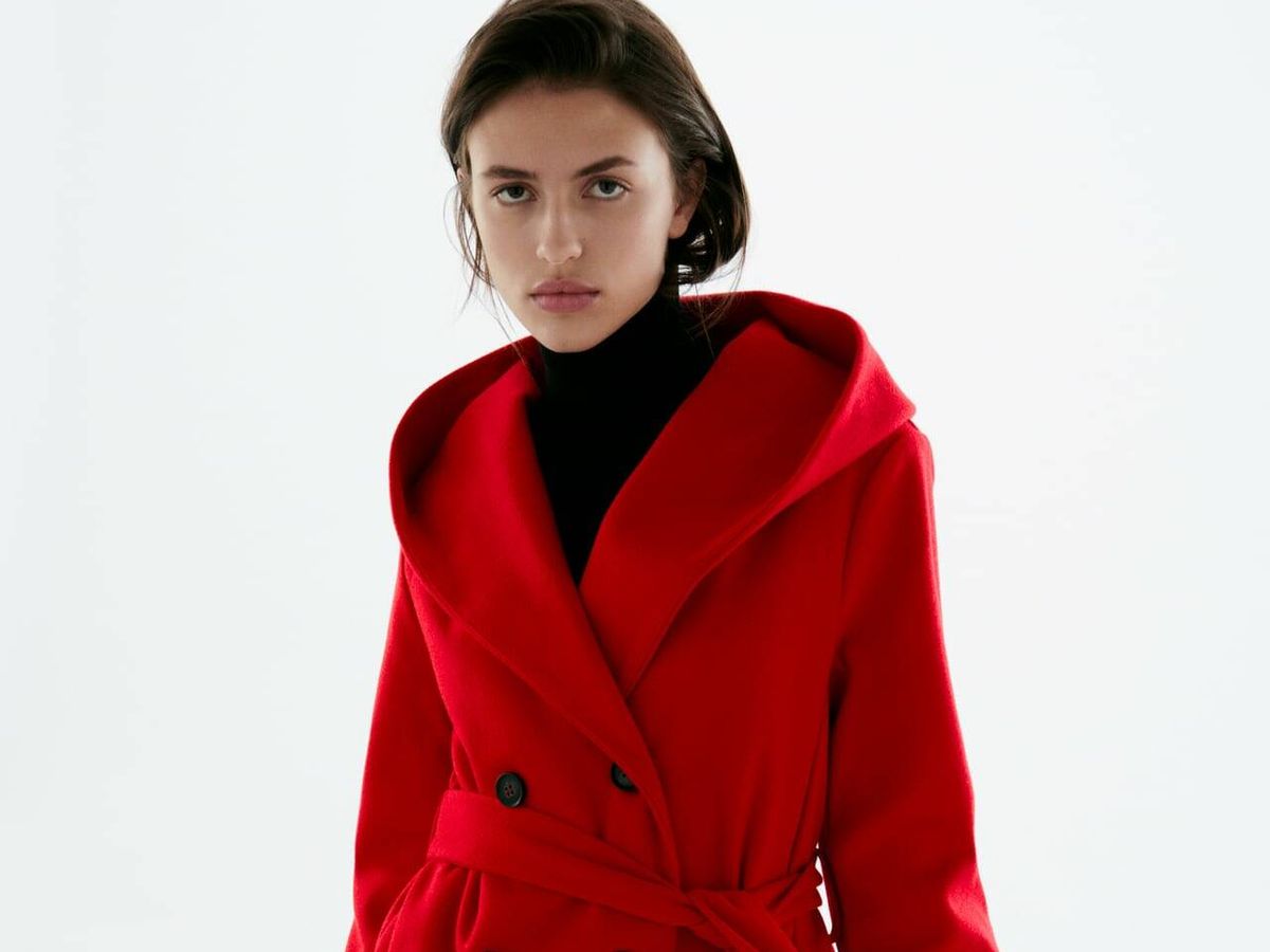Foto: Abrigo rojo de Zara. (Cortesía)