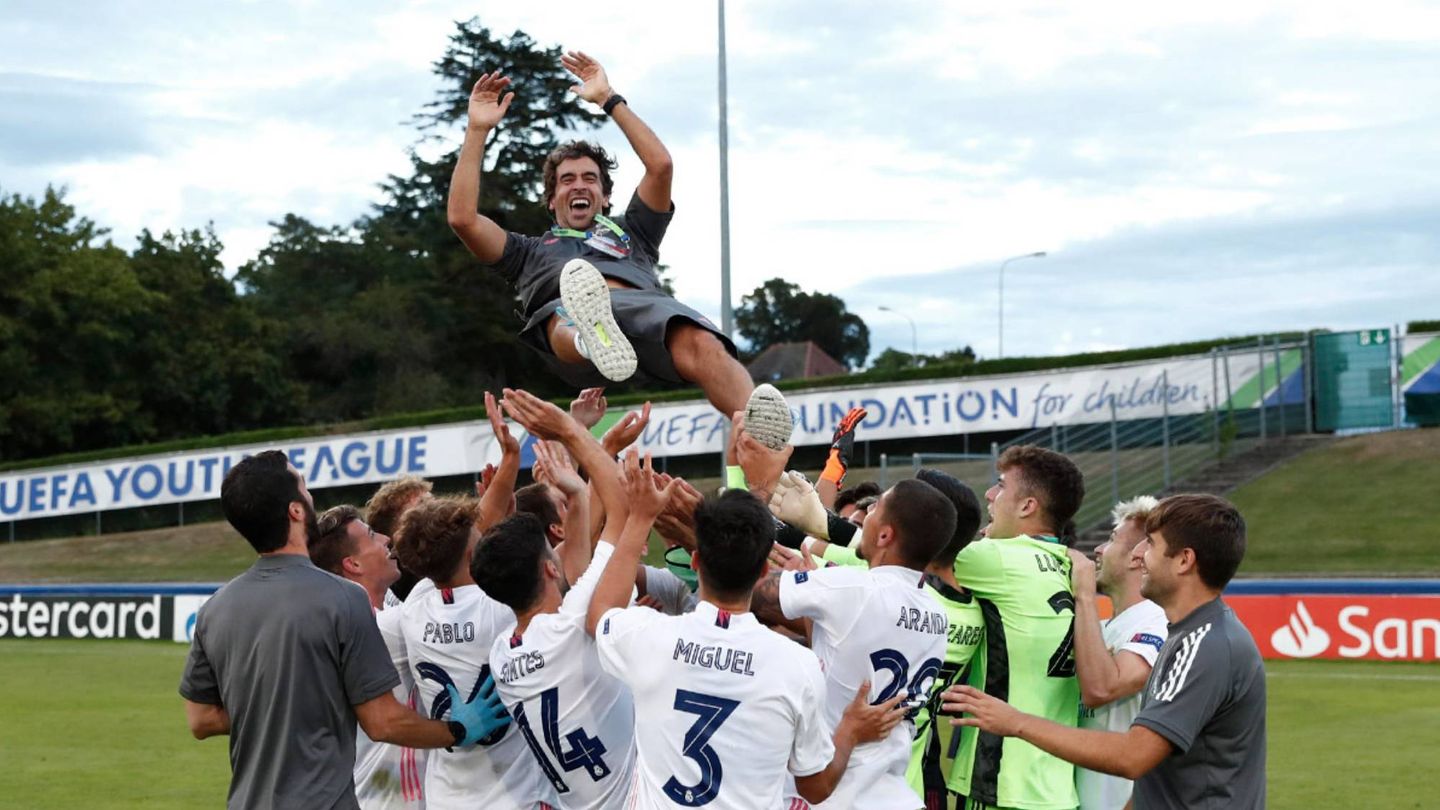 Raúl es manteado por los jugadores del juvenil tras ganar la Youth League. (realmadrid)