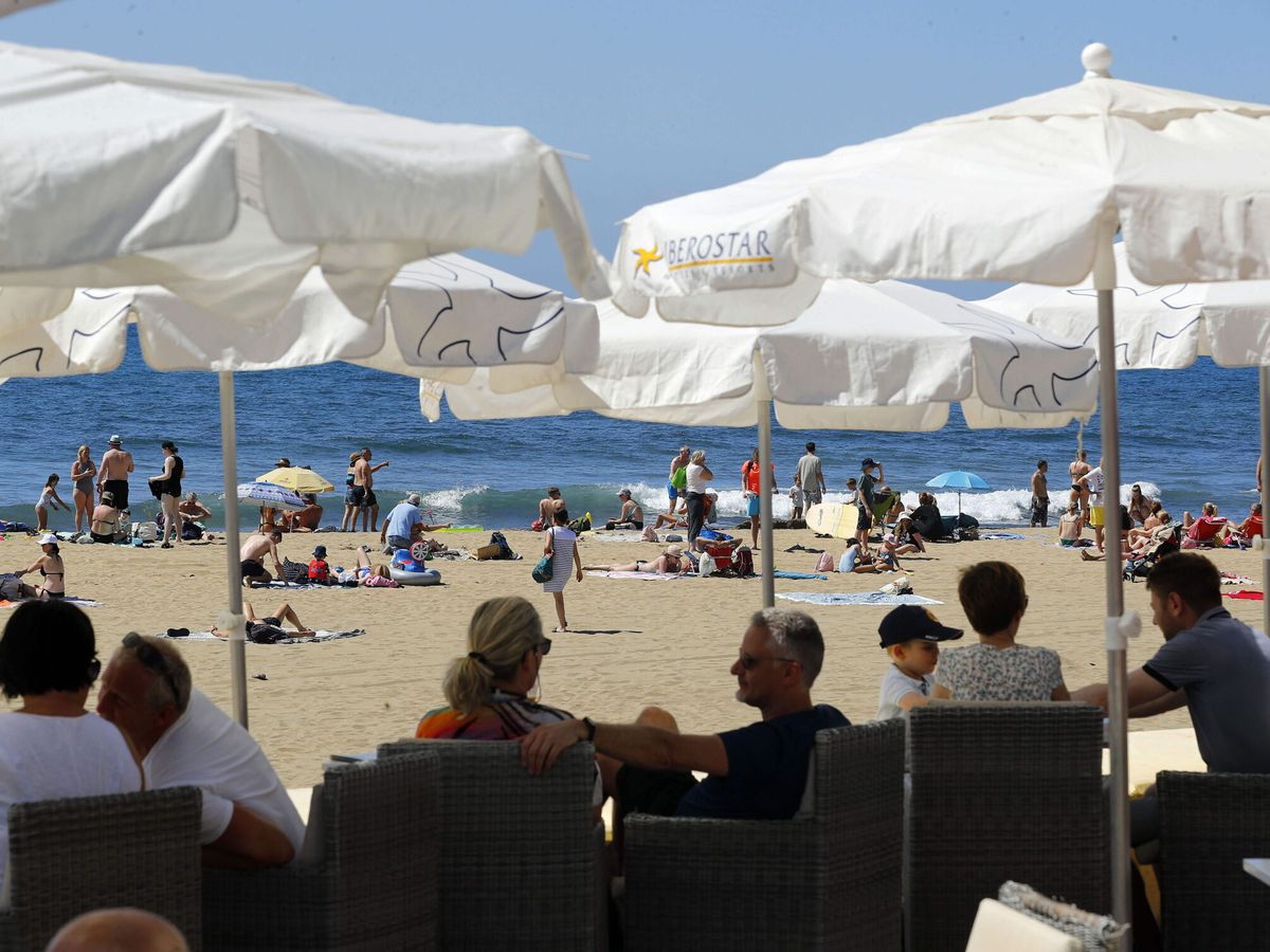 Foto: Numerosos turistas disfrutan de la playa de Maspalomas. (EFE/Elvira Urquijo A.)
