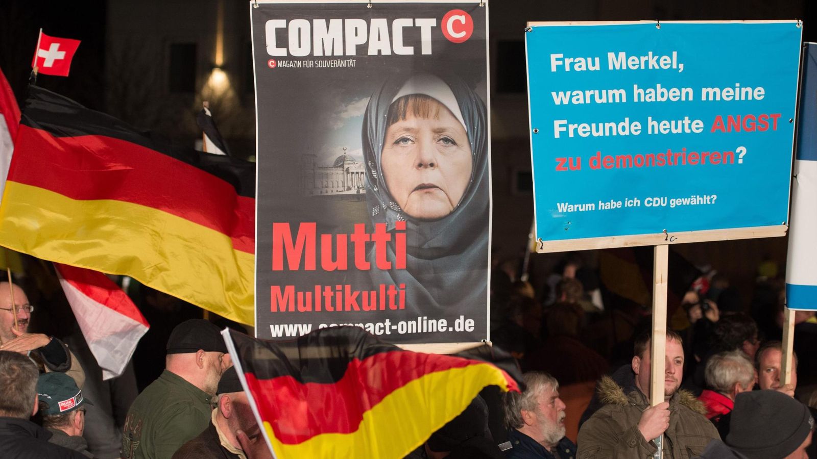 Foto: Simpatizantes de AfD participan en una marcha contra el Gobierno de Angela Merkel en Erfurt, el 18 de noviembre de 2015. (EFE)
