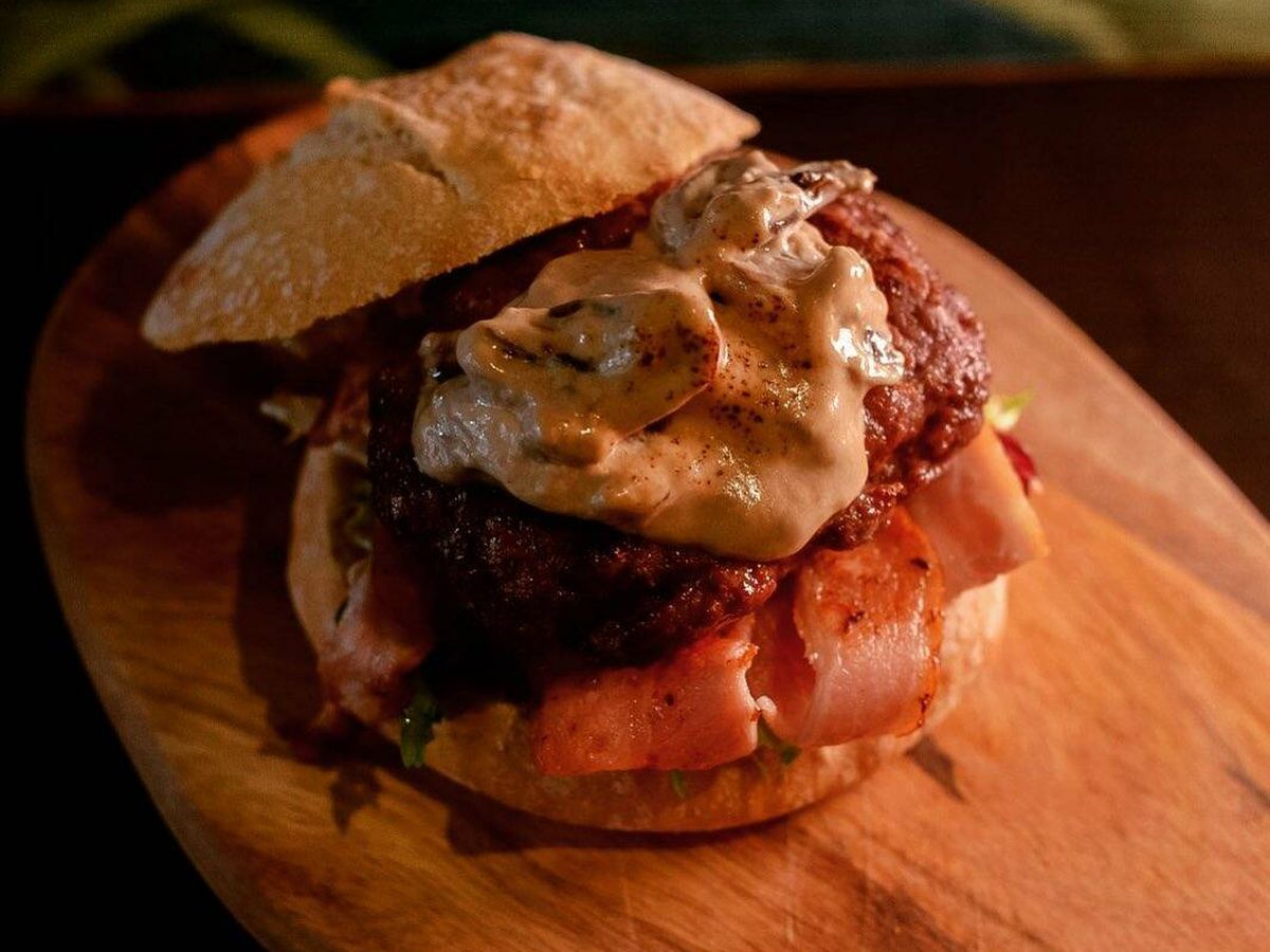 Foto: Una hamburguesa que sí o sí querras morder (y disfrutar). (Instagram @portosantobar)