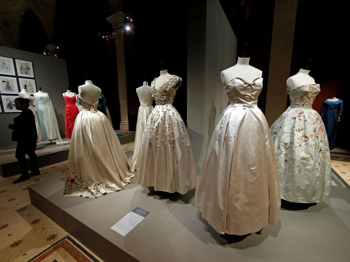 Foto: Vestidos vintage de Christian Dior. (Reuters/Benoit Tessier)
