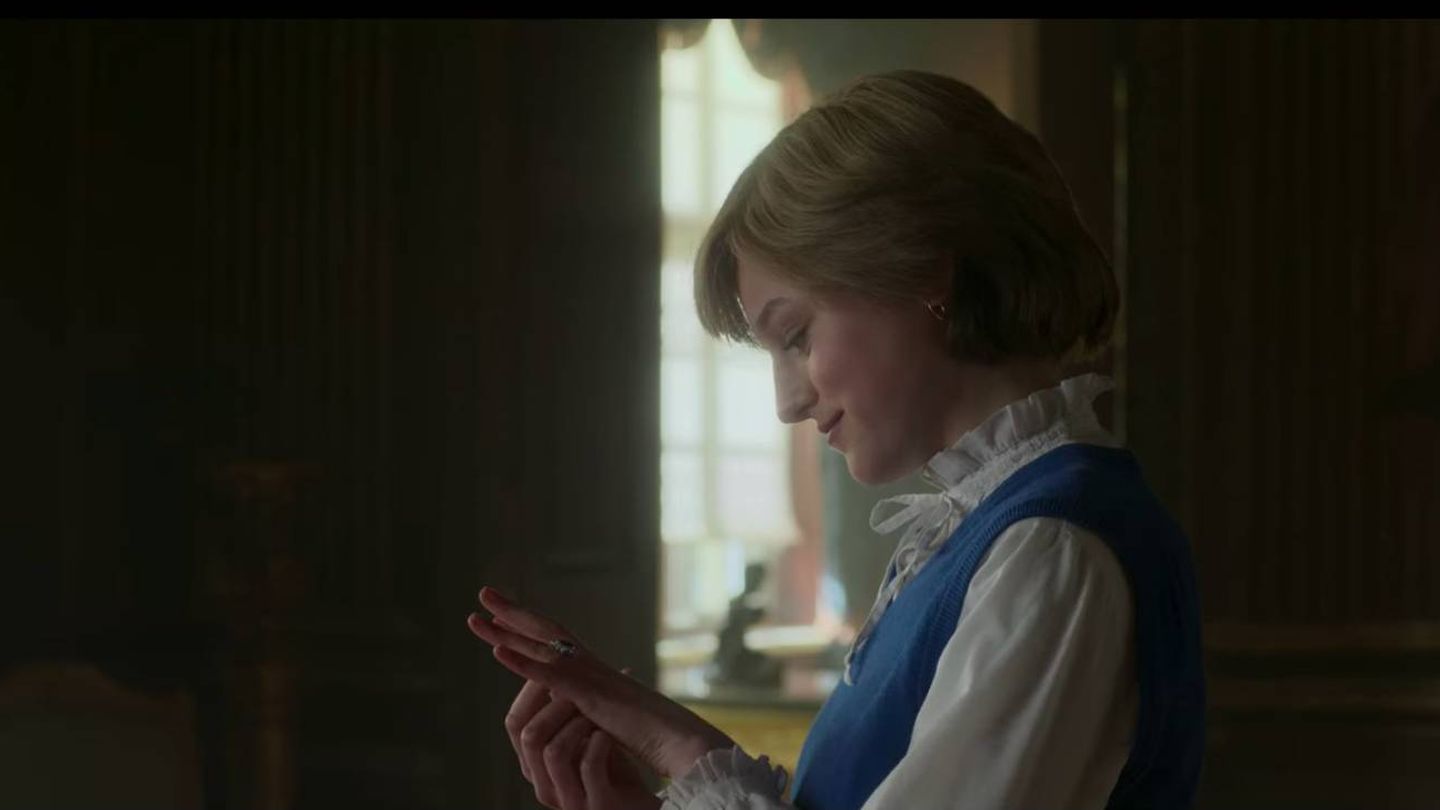 El personaje de Diana de Gales, escogiendo su anillo en 'The Crown'. (Netflix)