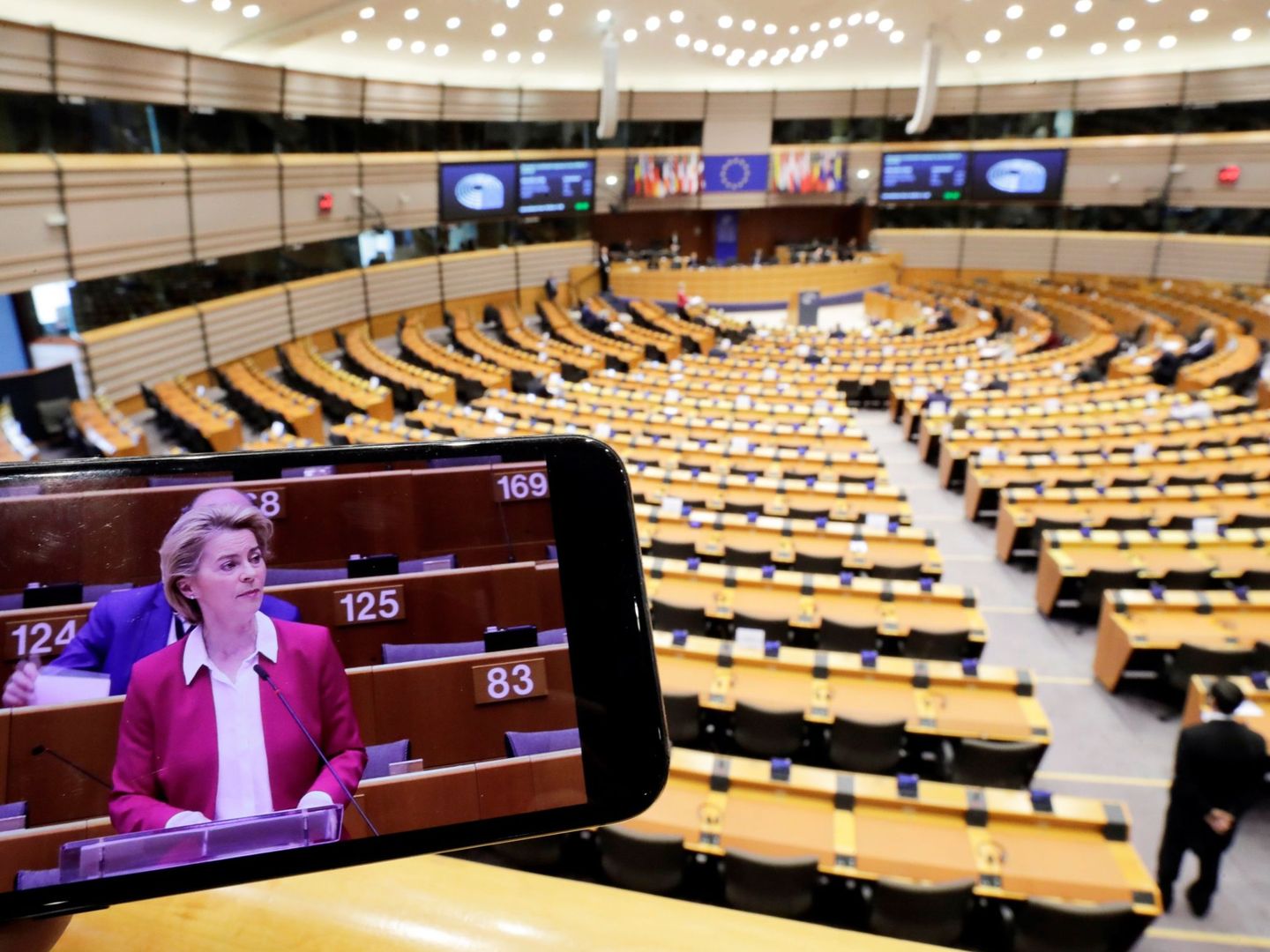 La presidenta de la Comisión Europea, en una pantalla, durante una sesión plenaria. (EFE)