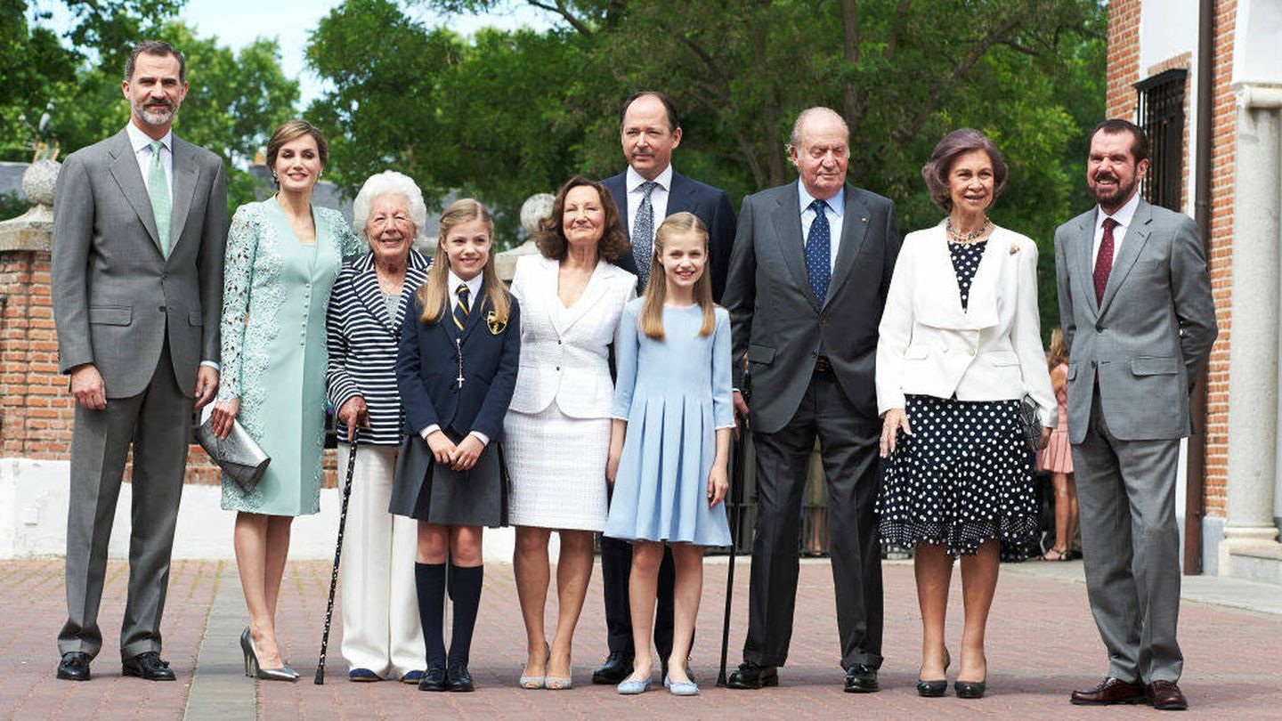 Felipe y Letizia, junto a Menchu y el resto de su familia en la comunión de la infanta Sofía en mayo de 2017. (Getty)