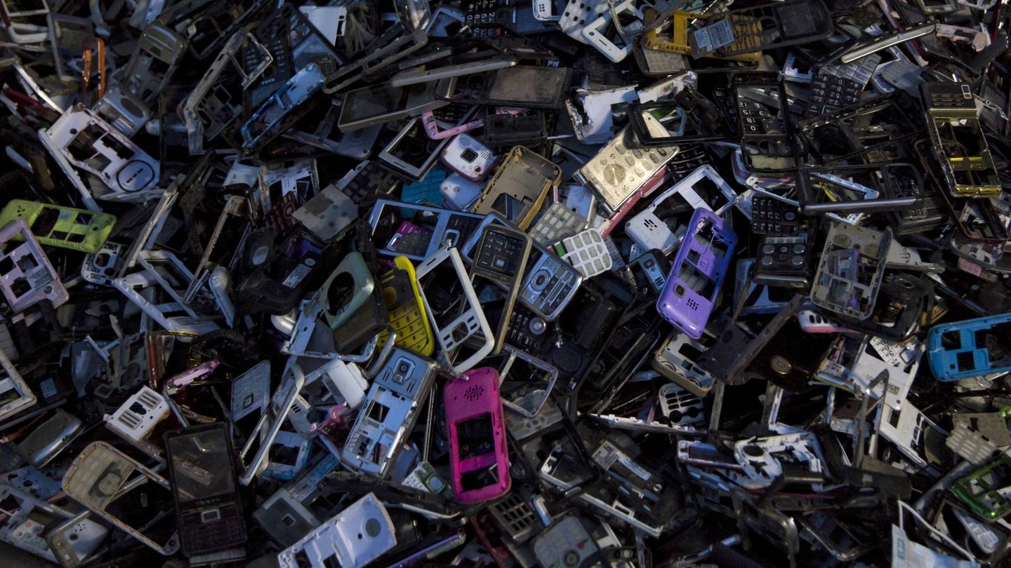 Teléfonos móviles desechados en un vertedero tecnológico en la ciudad china de Guiyu, en 2015. (Reuters)