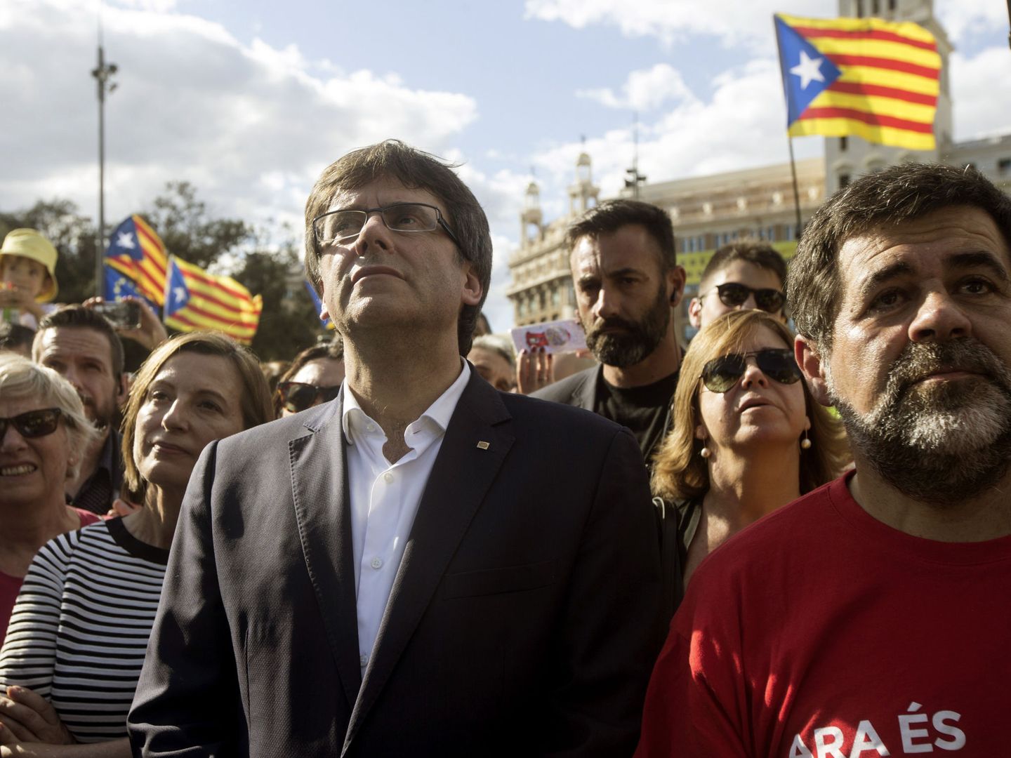 Carles Puigdemont (c), Carme Forcadell (i), y Jordi Sánchez (d) participan en la Diada de Barcelona. (EFE)