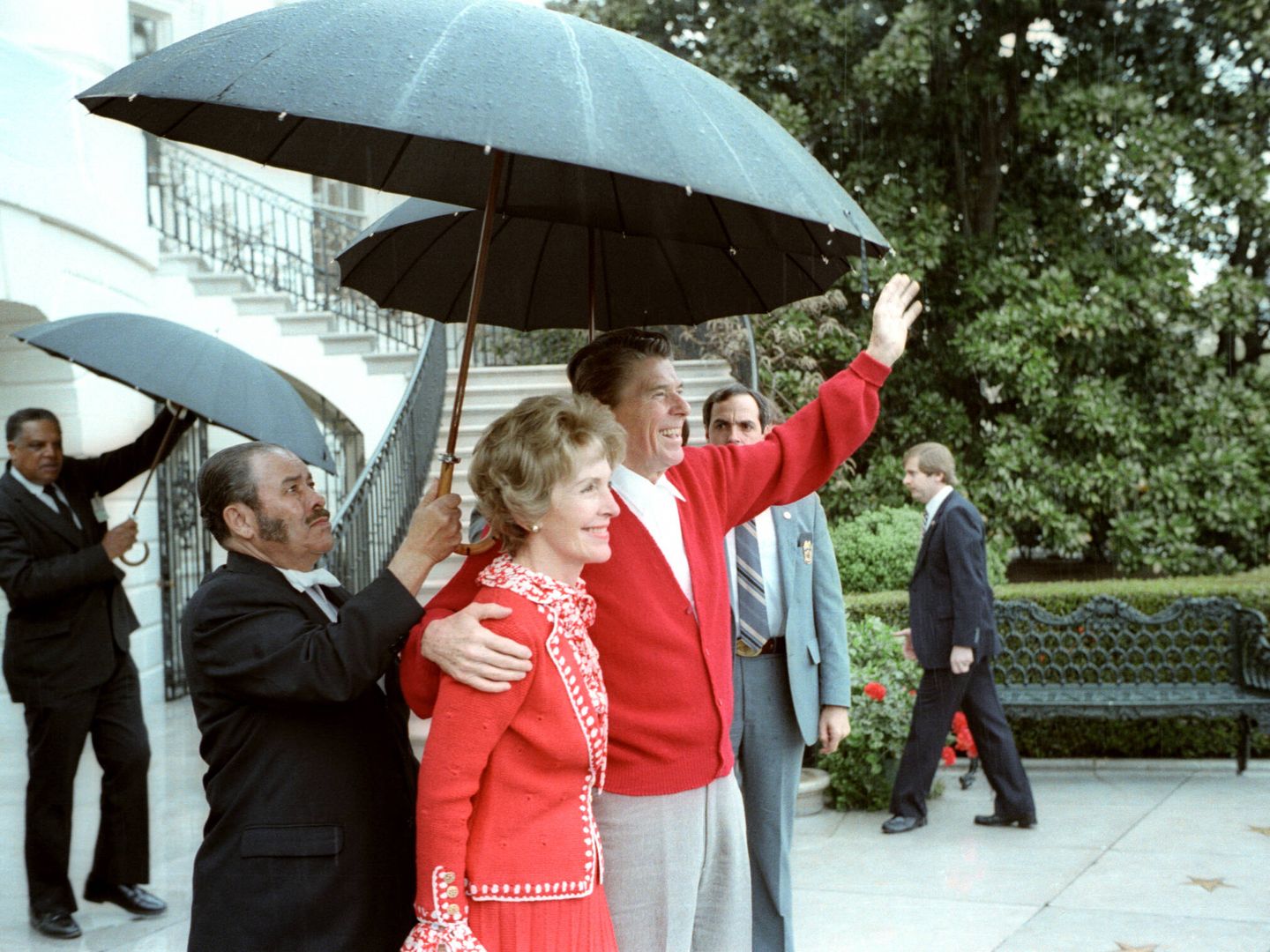 Reagan saludando al salir del hospital tras el atentado. (Dominio Público)
