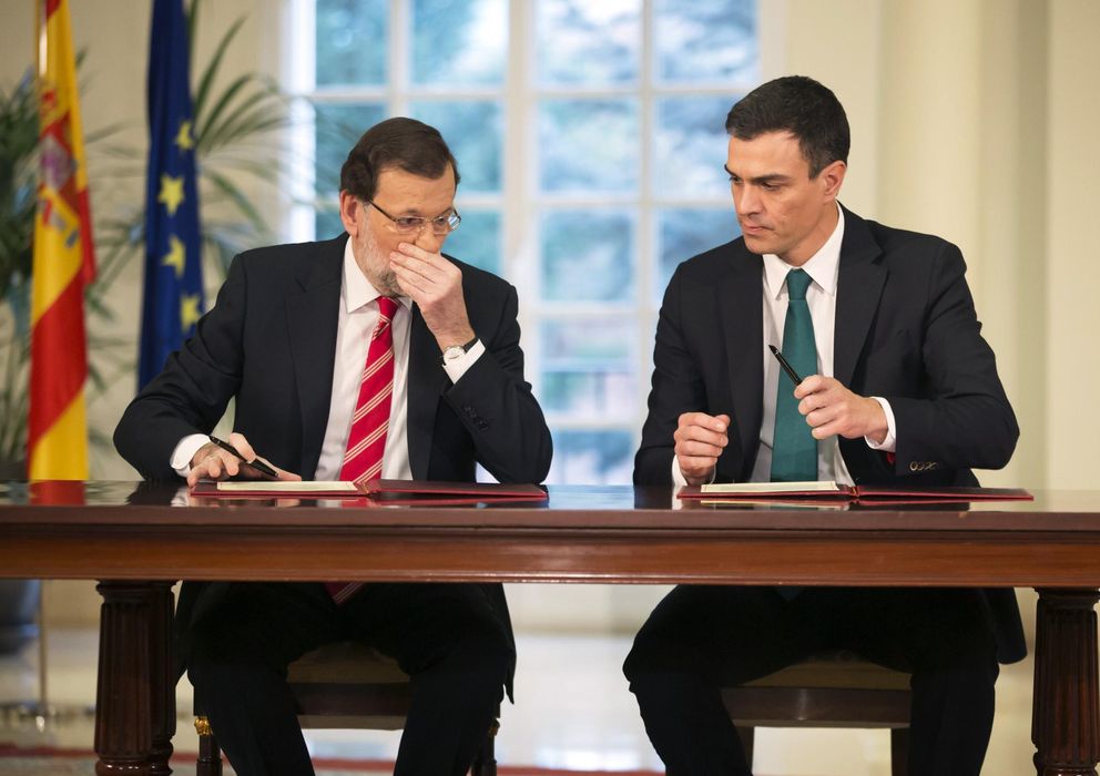 Foto: Rajoy y Pedro Sánchez suscriben su primer pacto de Estado. (Reuters)