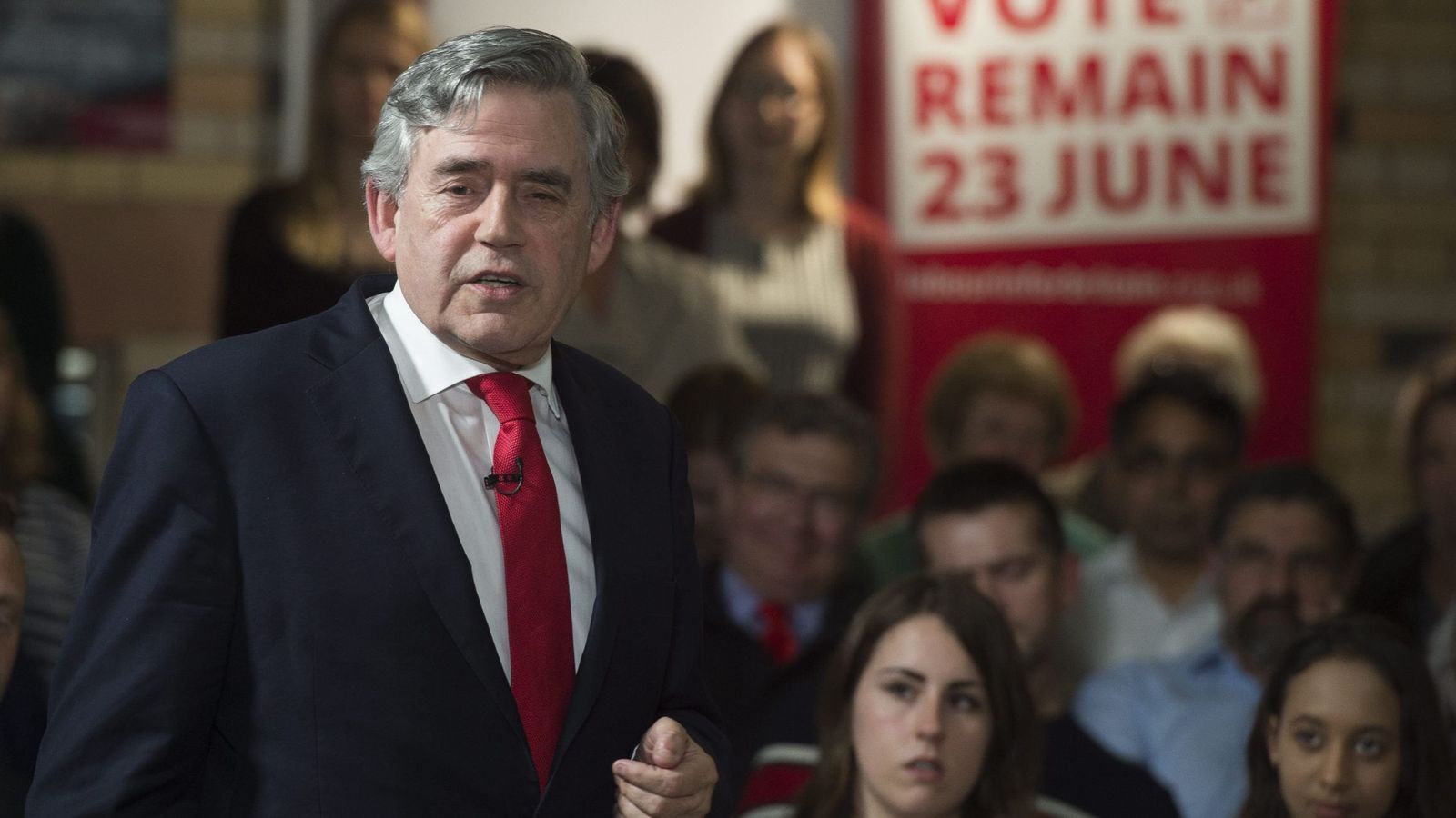 Foto: El exprimer ministro del Reino Unido, Gordon Brown (i), pronuncia un discurso durante el evento "Remain In" celebrado en Leicester, Reino Unido (Efe).
