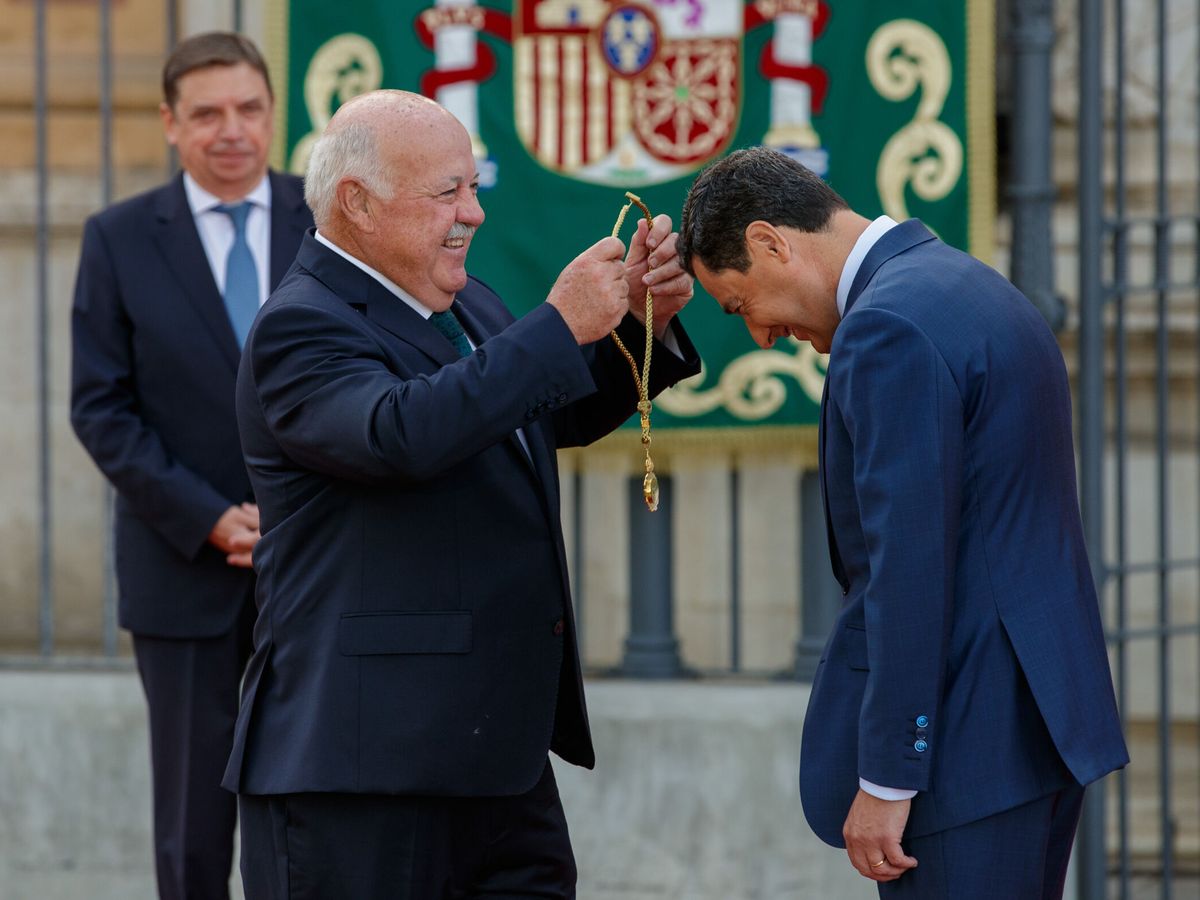 Foto: Luis Planas observa en segundo plano la toma de posesión de Juanma Moreno como presidente de la Junta de Andalucía. (EFE/Julio Muñoz)