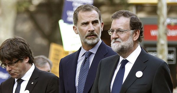 Foto: El Rey durante la manifestación por los atentados de Barcelona y Cambrils el pasado agosto. A su lado, Mariano Rajoy y Carles Puigdemont. (EFE)
