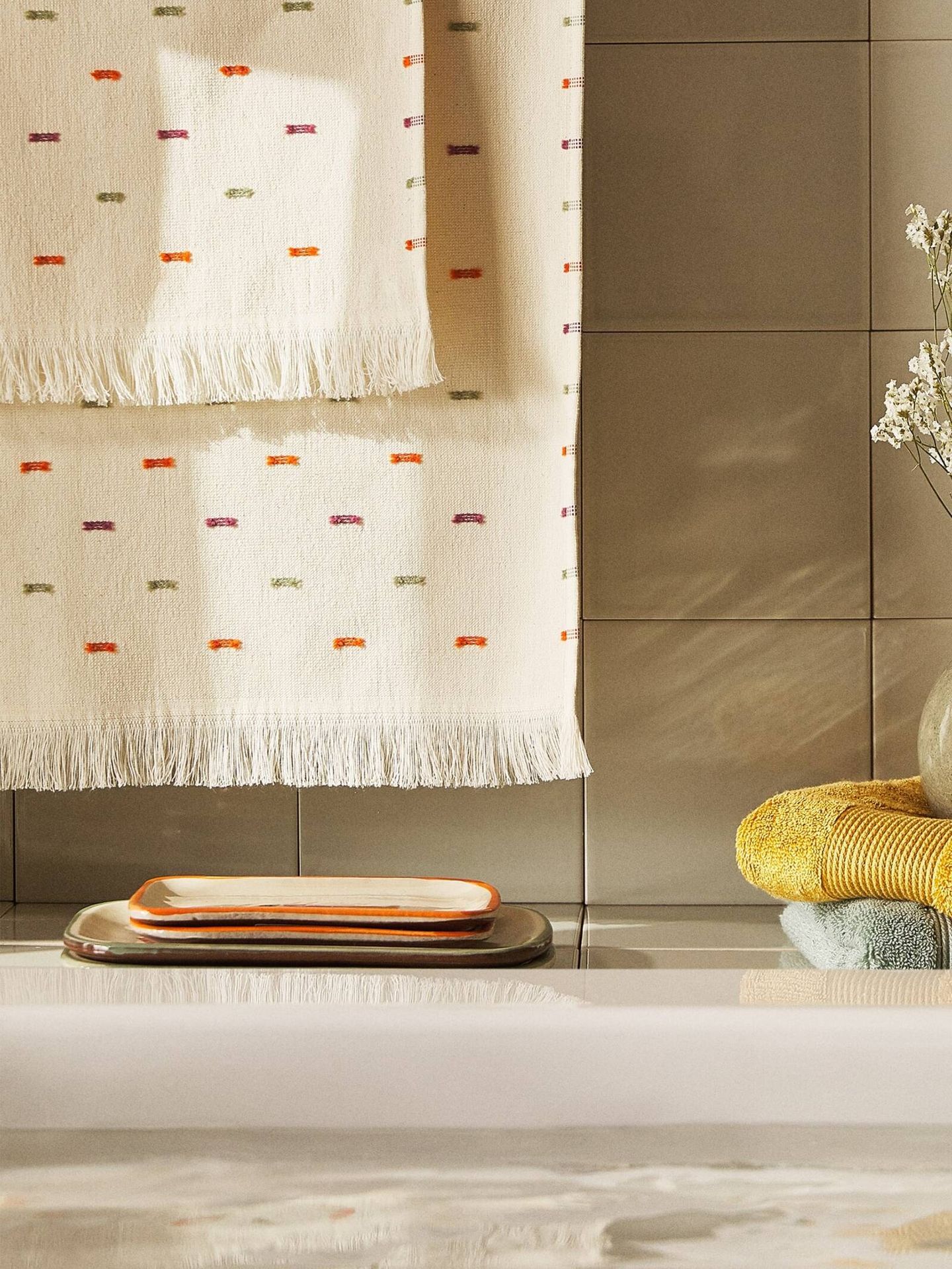 Añade un toque de color en tu baño con los nuevos complementos de Zara Home. (Cortesía)