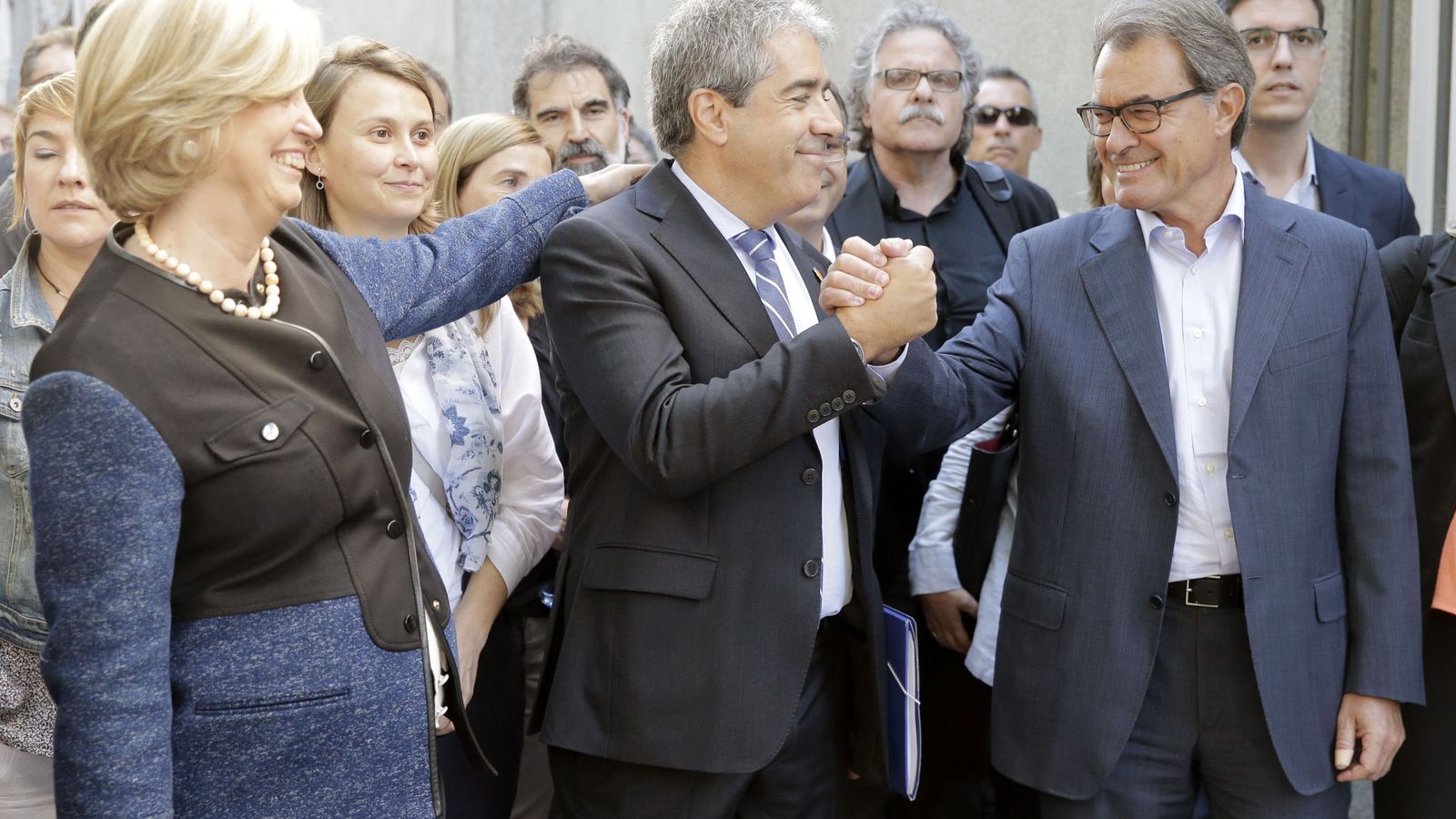 Foto: Francesc Homs, acompañado por el expresidente catalán Artur Mas y la 'exconsellera' de Educación Irene Rigau, a su llegada al Tribunal Supremo el pasado mes de septiembre. (EFE)