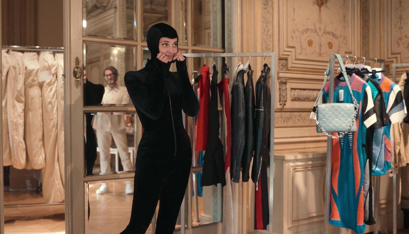 Alicia Vikander, en la serie junto a un bolso de Vuitton. (HBO)