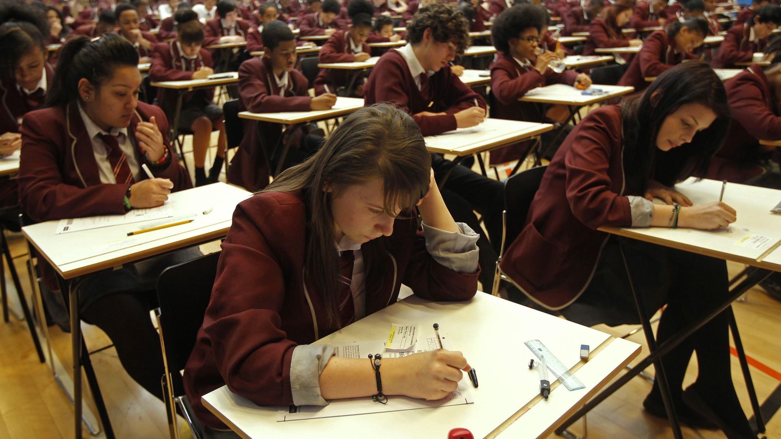Foto: Un grupo de alumnos británicos se enfrentan al examen de matemáticas del GCSE. (Reuters)