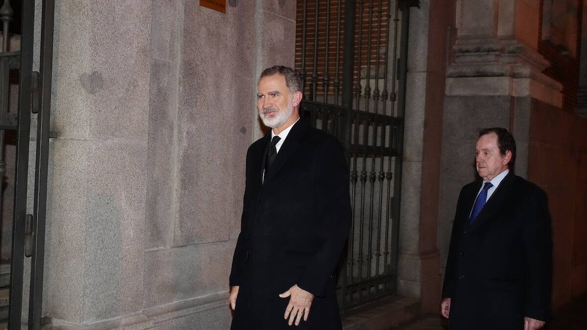 El rey Felipe aparece por sorpresa en el funeral por César Alierta en Madrid