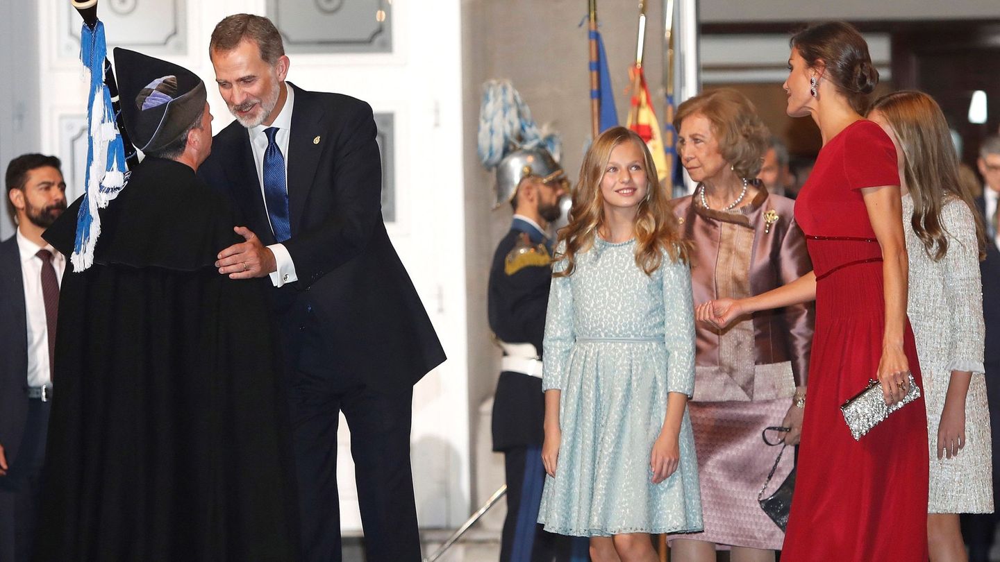Los Reyes y sus hijas, en los Premios Princesa de Asturias 2019. (EFE)