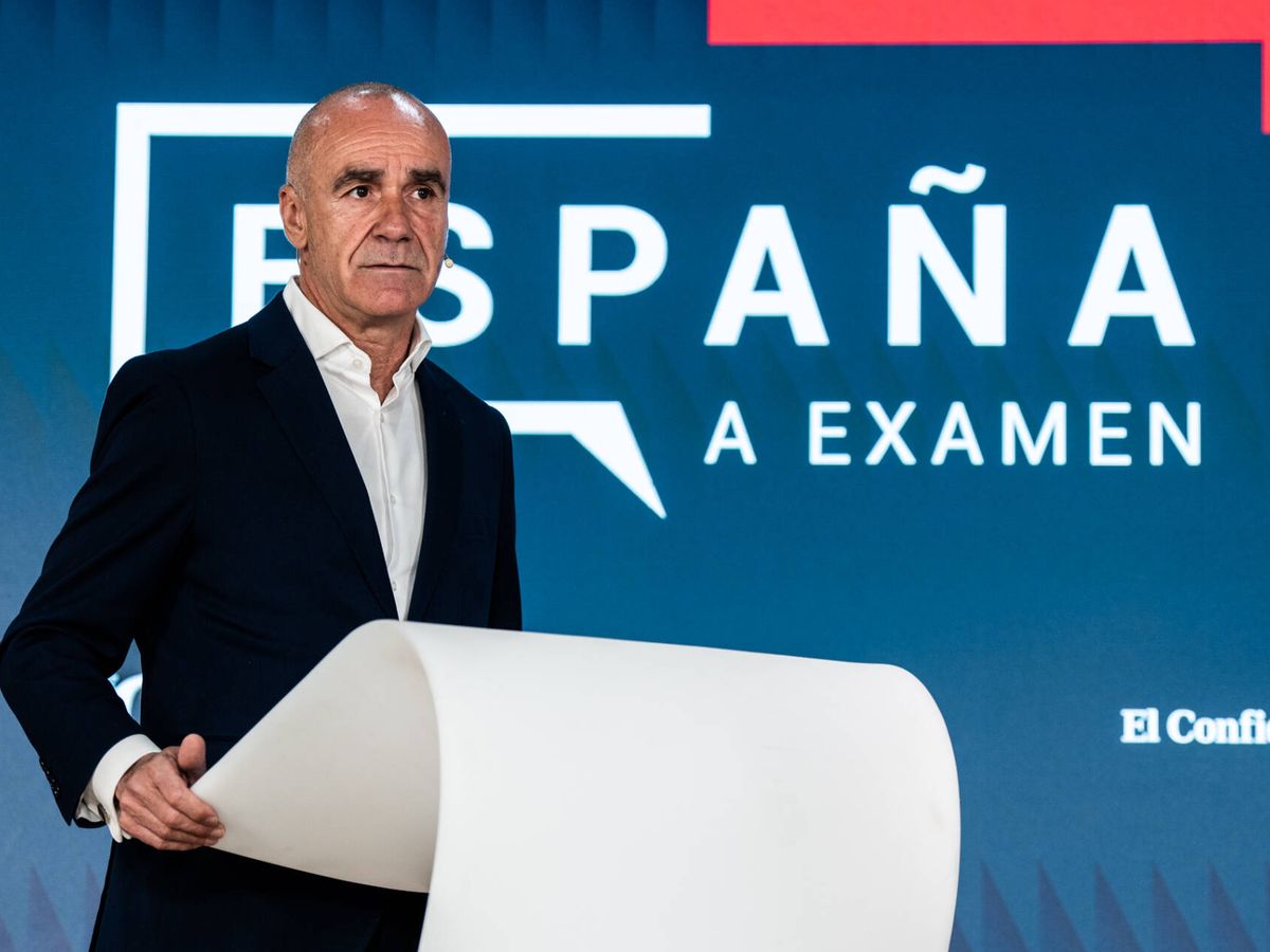 Foto: El alcalde de Sevilla, Antonio Muñoz Martínez, interviene en el encuentro 'España a examen', en la redacción de EC. (Jon Imanol Reino)