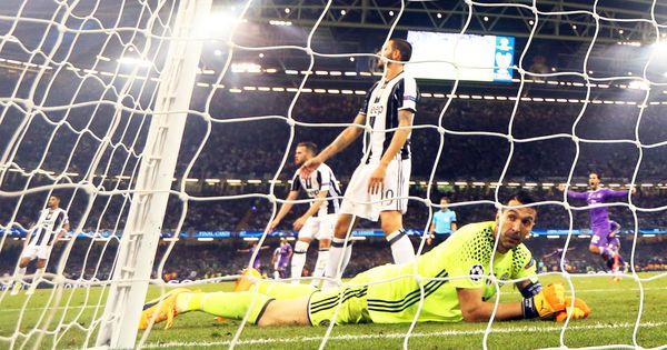 Foto: Gianluigi Buffon, en el suelo tras encajar el tercer gol del Real Madrid. (EFE)