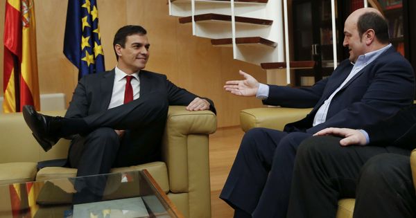 Foto: Sánchez y Ortuzar, durante una reunión en 2016, cuando el dirigente socialista era secretario general del partido. (EFE) 