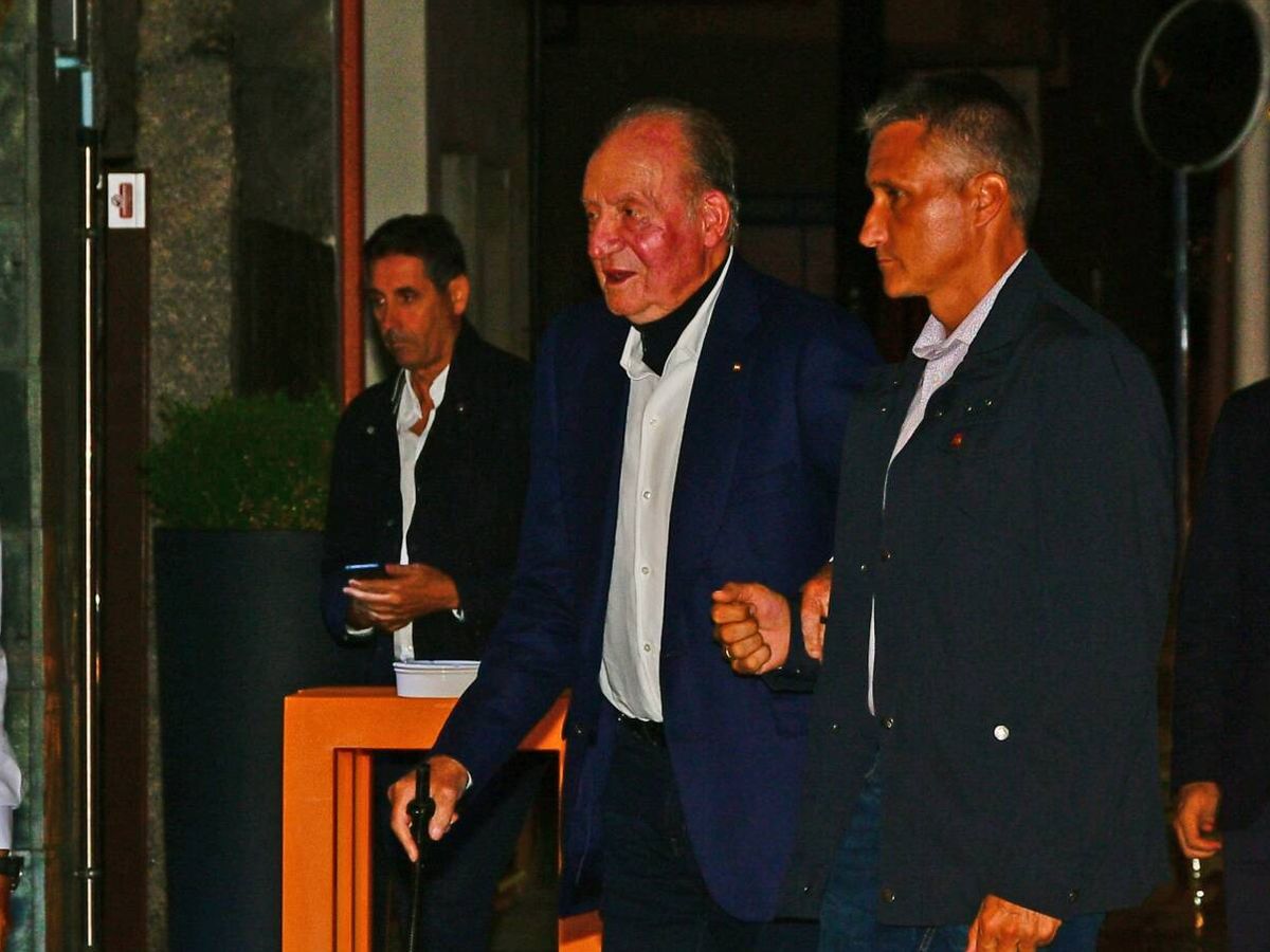 Foto: El rey Juan Carlos llegando al restaurante de O Grove. (Europa Press)