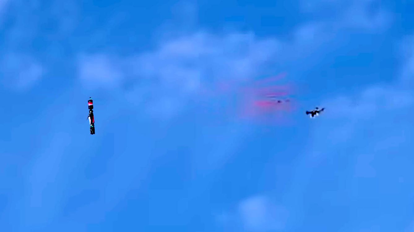 Foto: El 'Spider-Man' aéreo lanzando su tela de araña contra un dron enemigo (DARPA)