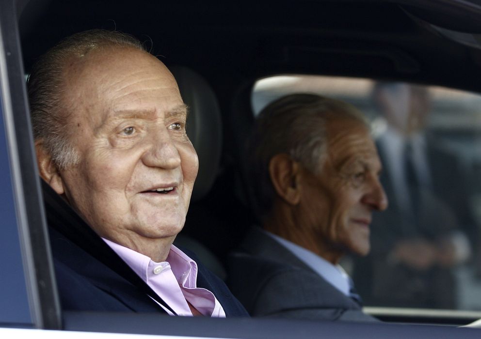 Foto: El Rey Juan Carlos a la salida de Quirón (EFE)
