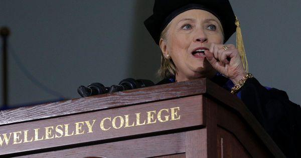 Foto: Hillary Clinton pronuncia su discurso de graduación en la Universidad de Wellesley. (Reuters)